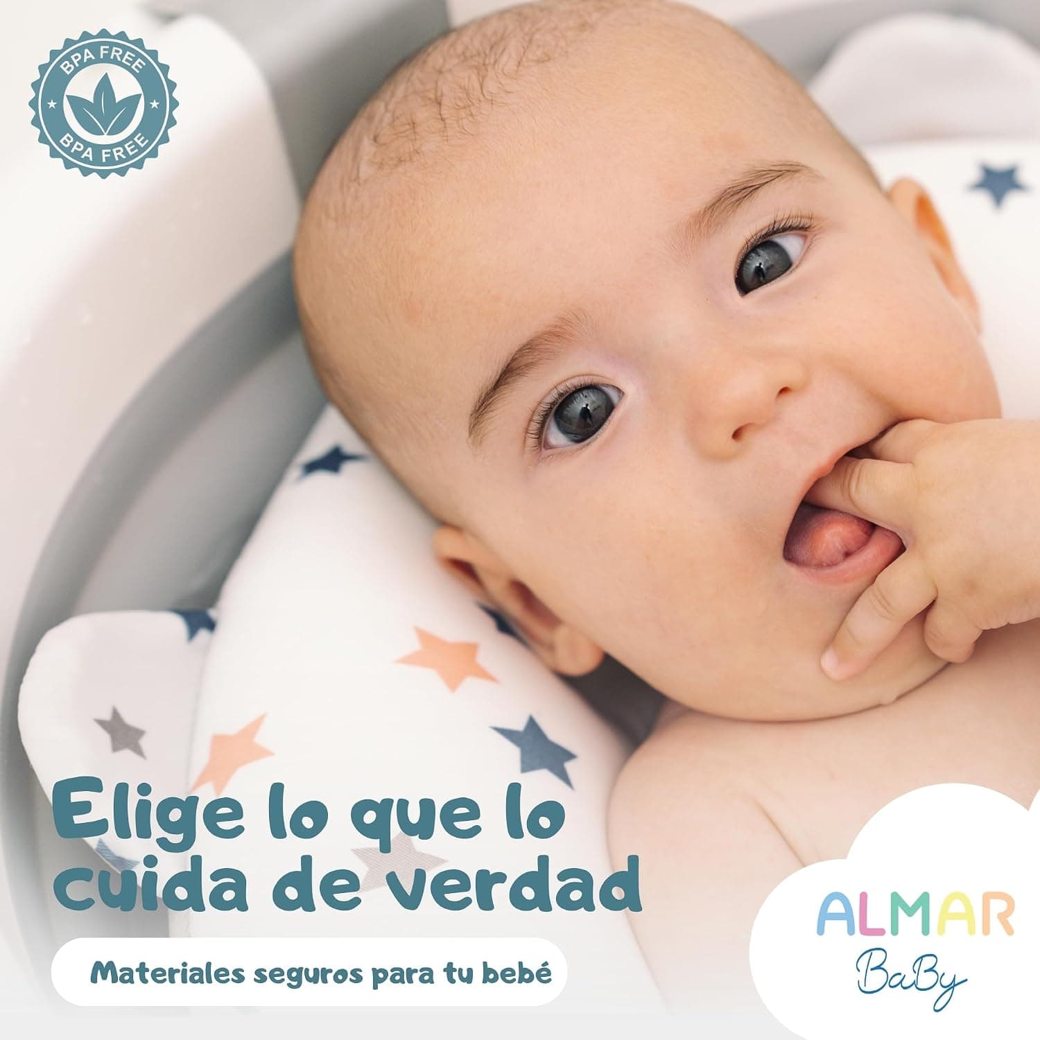 Sello BPA free junto a un primer plano del bebé apoyado en el cojín